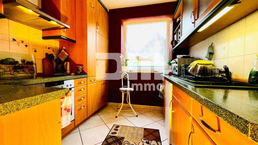 Gepflegte Etagenwohnung in hervorragender Wohnlage mit Carport und großem Balkon - Küche / Einbauküche / Wohnküche